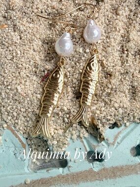 Alquimia Gold Fish Drop Earrings with White Pearls